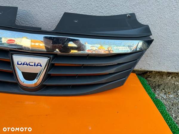 DACIA LOGAN 1 LIFT GRIL ATRAPA ZDERZAKA ORG. - 4