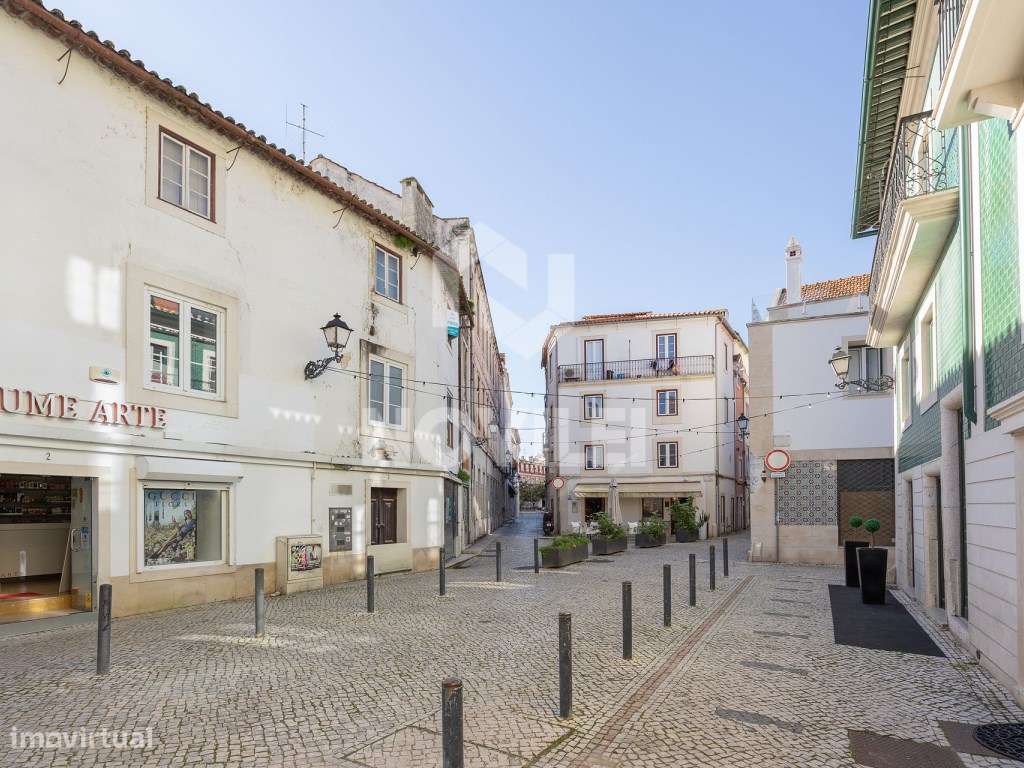 Prédio no Largo Paio Guterres, centro de Leiria. - Grande imagem: 3/16