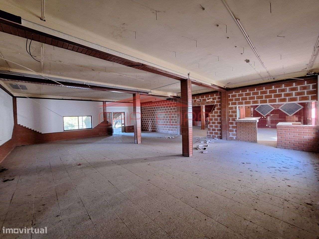 Moradia com estabelecimento e 6 500 m2 terreno em Ferro Covilhã - Grande imagem: 3/27