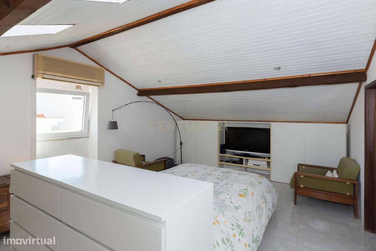 Prédio com dois apartamentos T1 em propriedade horizontal em Almada Ve-9