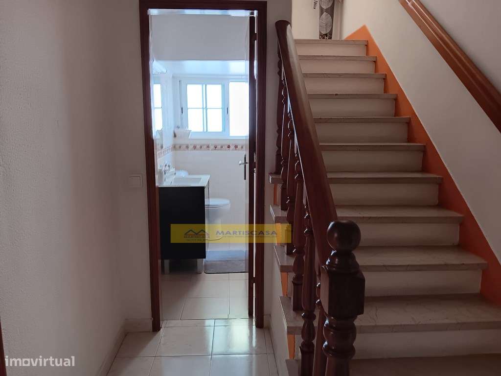 Moradia T4 totalmente remodelada, garagem, sotão e espaço exterior,...-25