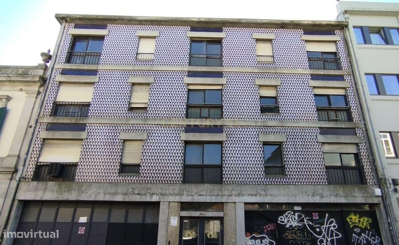 Prédio para remodelação total na Rua D. João IV - Porto-12