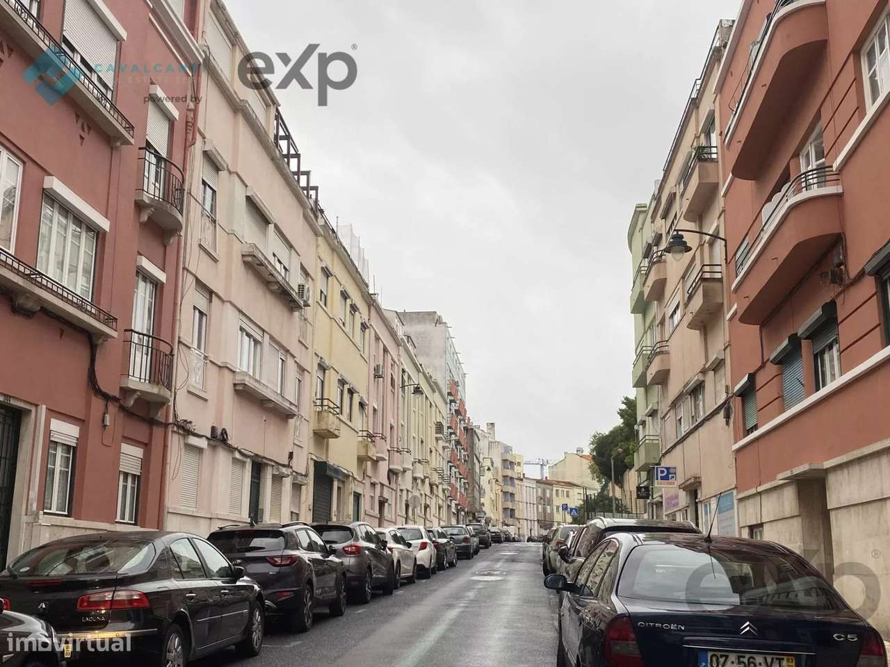 T3 com charme e logradouro Para Remodelar – Lisboa-50