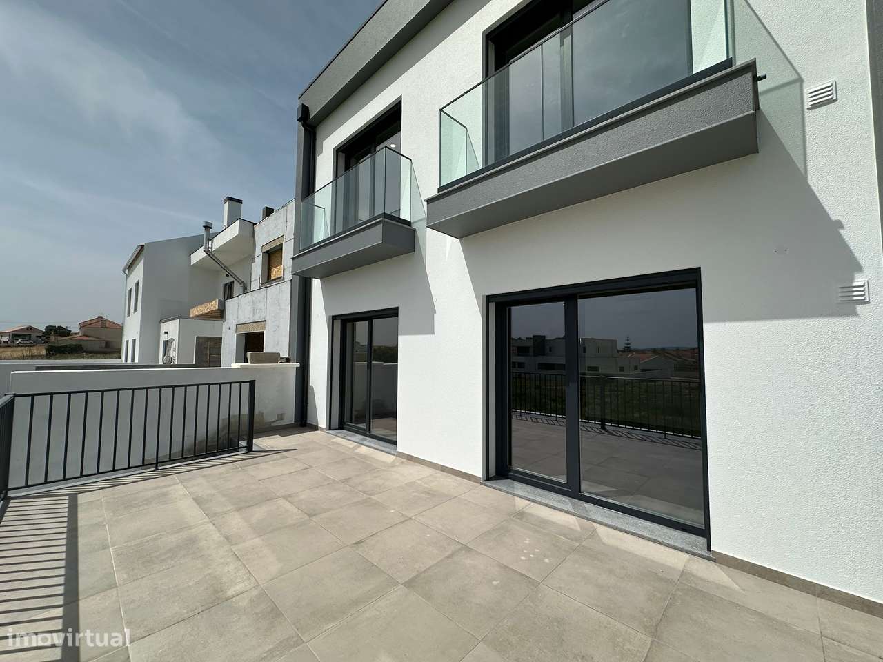 Moradia T3 com terraço e garagem, próxima a praias-20