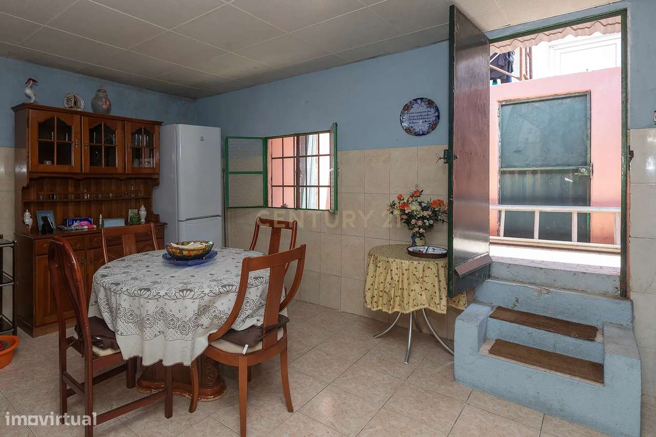 Moradia T3 com Quintal e Alto Potencial no Caramão da Ajuda, Lisboa-12