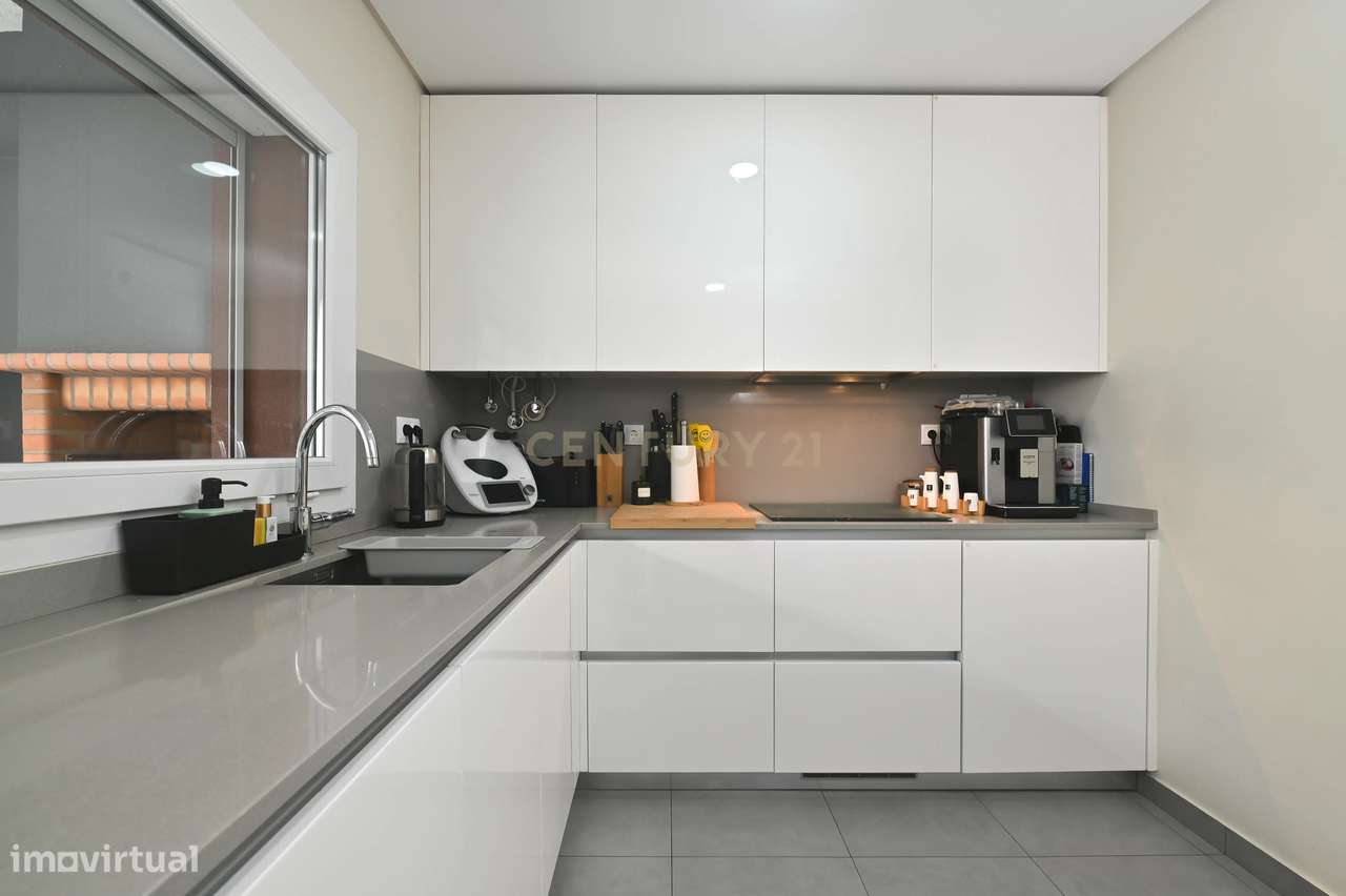 Elegante T2 com 2 Amplos Terraços e parqueamento  para Carro Elétrico-18