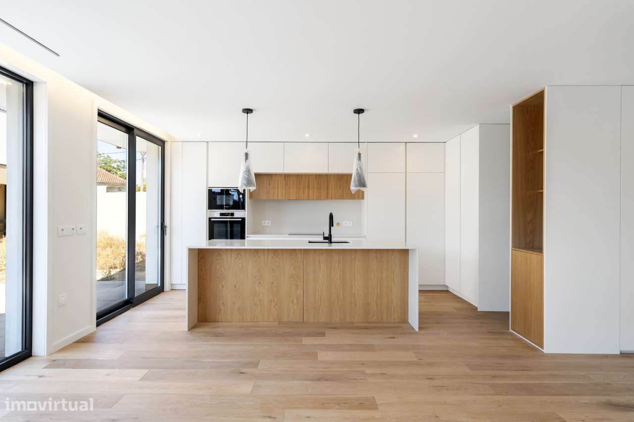 Moradia T3 de Luxo com 3 Suítes, Escritório e Piscina-8