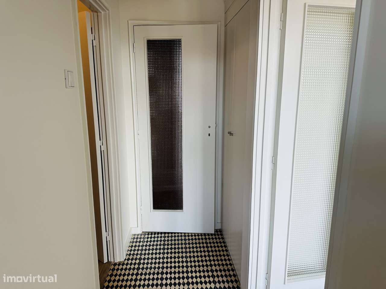 Apartamento T3 totalmente remodelado, com boa localização à Lapa-Porto - Grande imagem: 4/29