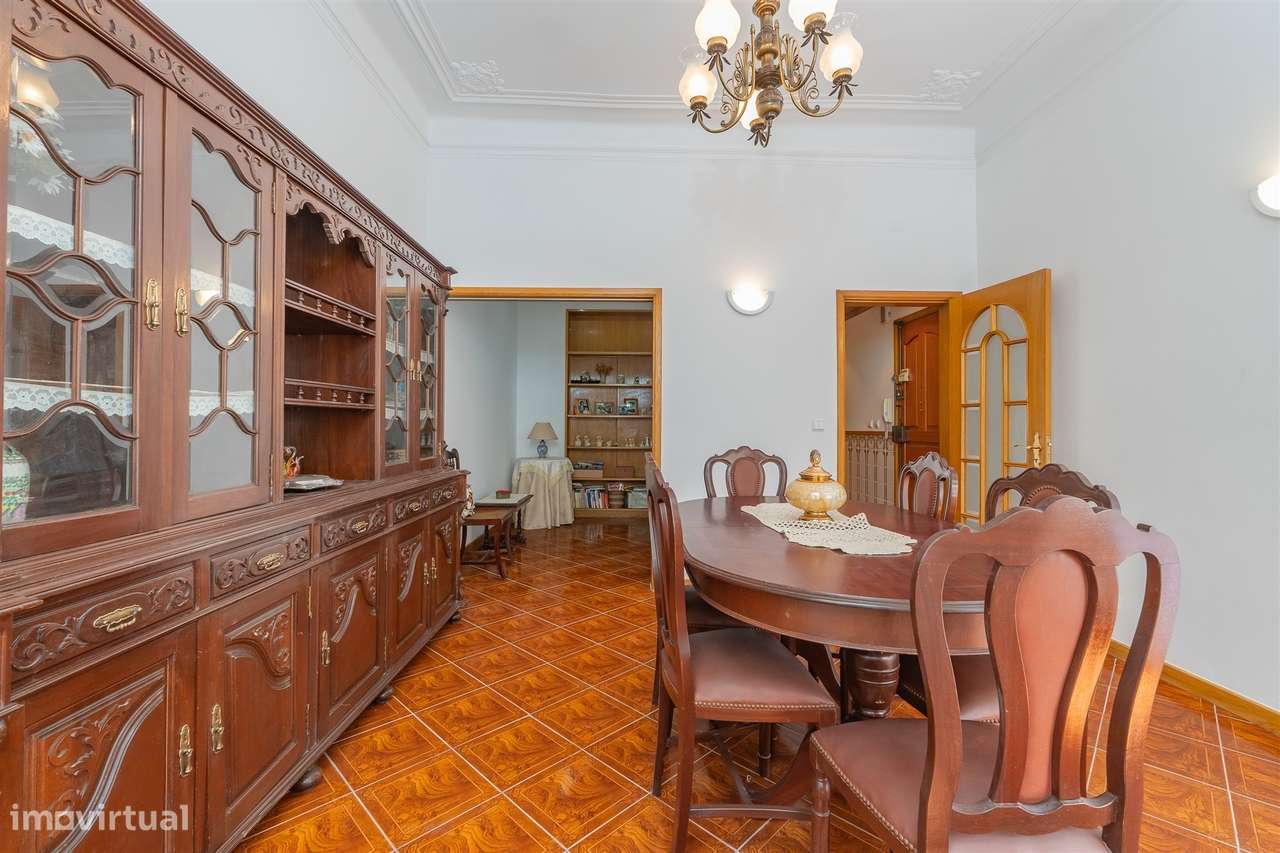 Apartamento T3 em Arroios – Charme clássico no coração de Lisboa-3