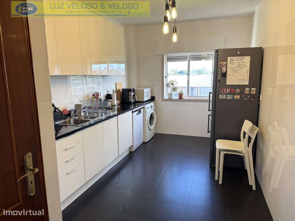 T2 Tapada das Mercês, Boas Áreas, Despensa, Marquise, Arrecadação. - Grande imagem: 5/26