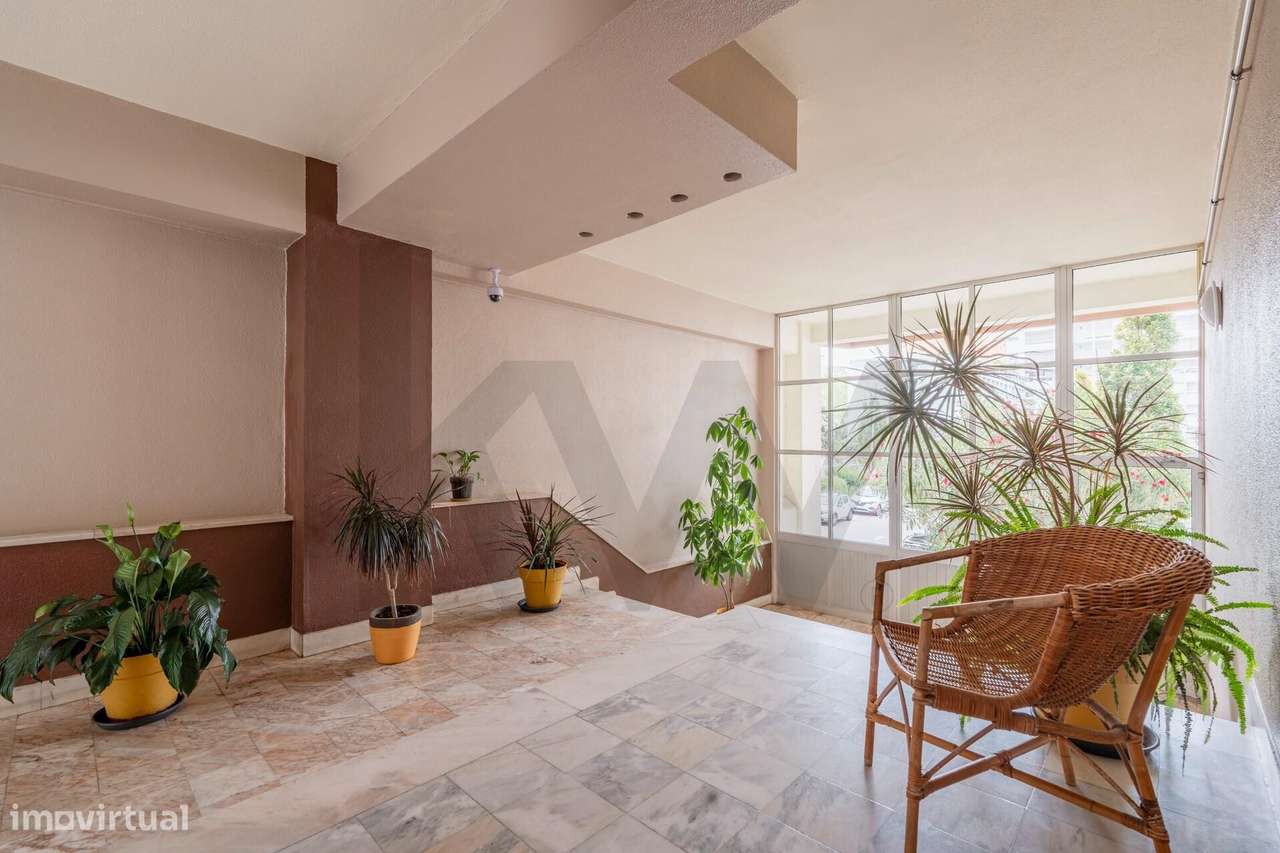 Apartamento T2 na Av. Dr. Francisco Sá Carneiro - Moinho das Antas - O-19