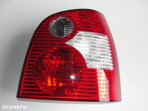 LAMPA TYLNA PRAWA VW POLO 10.01-04.05 AXO - 1