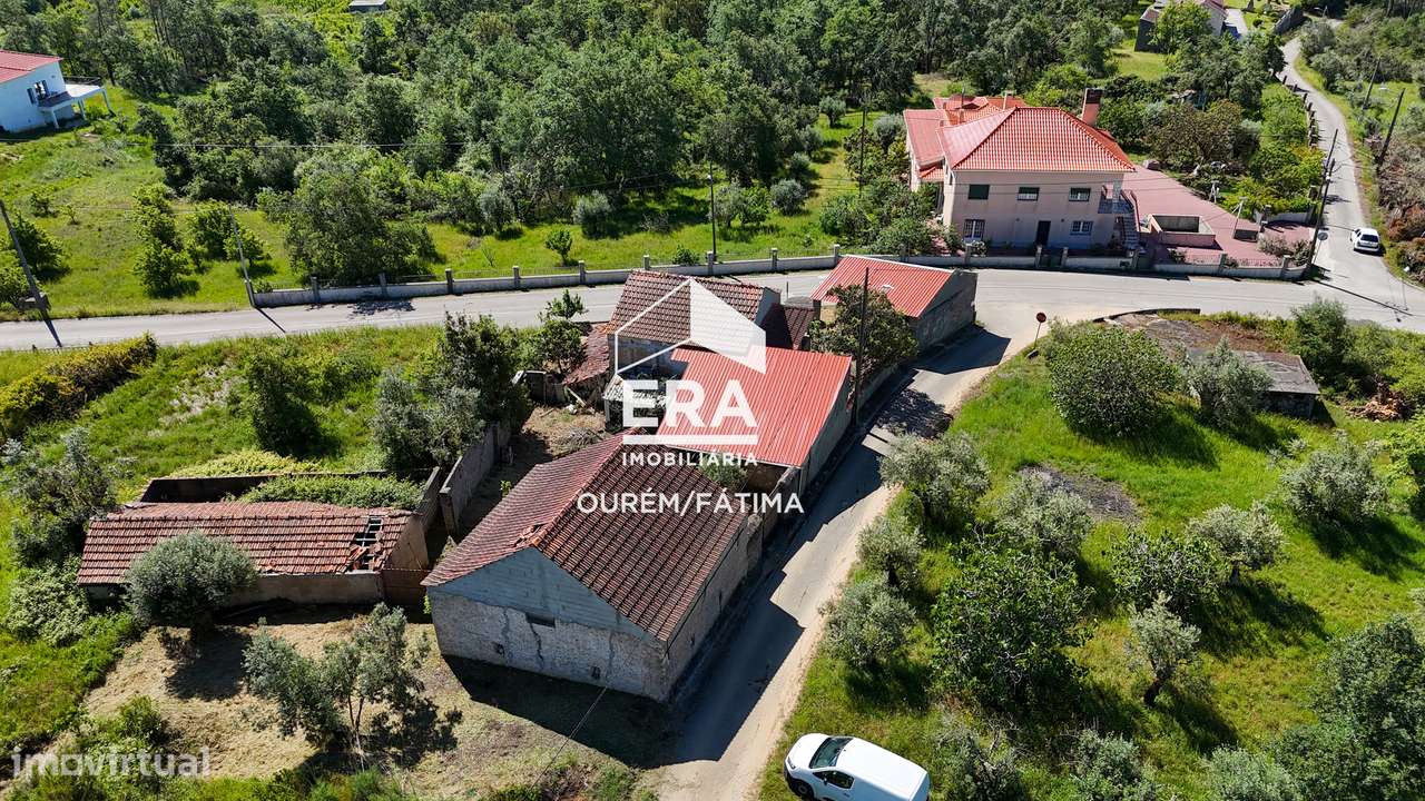 Moradia T2 com quintal localizada no Olival-26