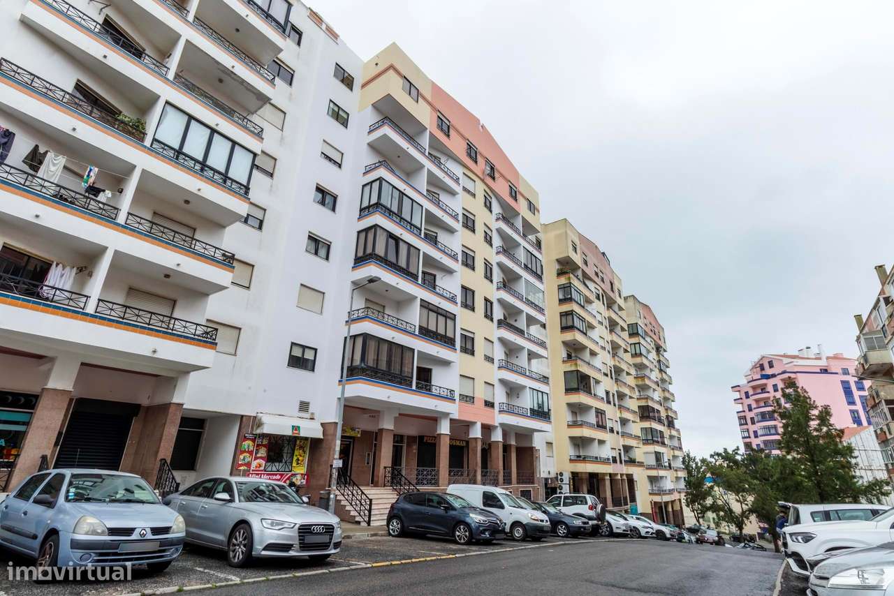 Apartamento T2 Remodelado c/ Lugar de Estacionamento em Mem Martins, S-1