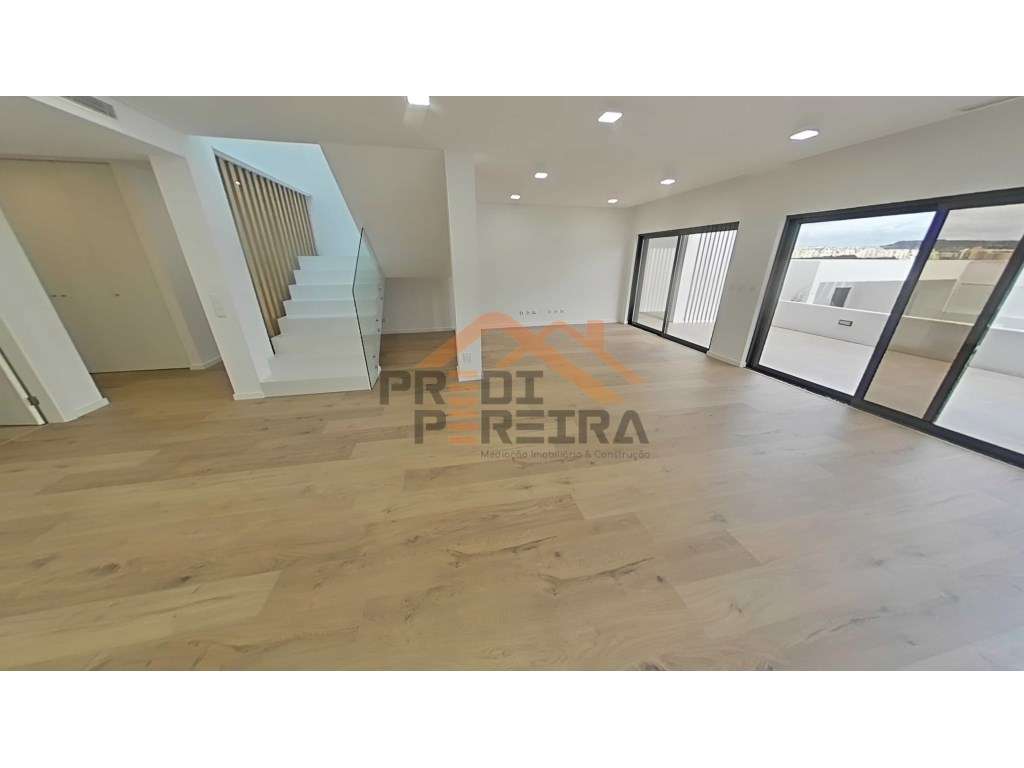 Moradia T4 em condomínio privado com piscina, no Fanqueiro em Loures-11