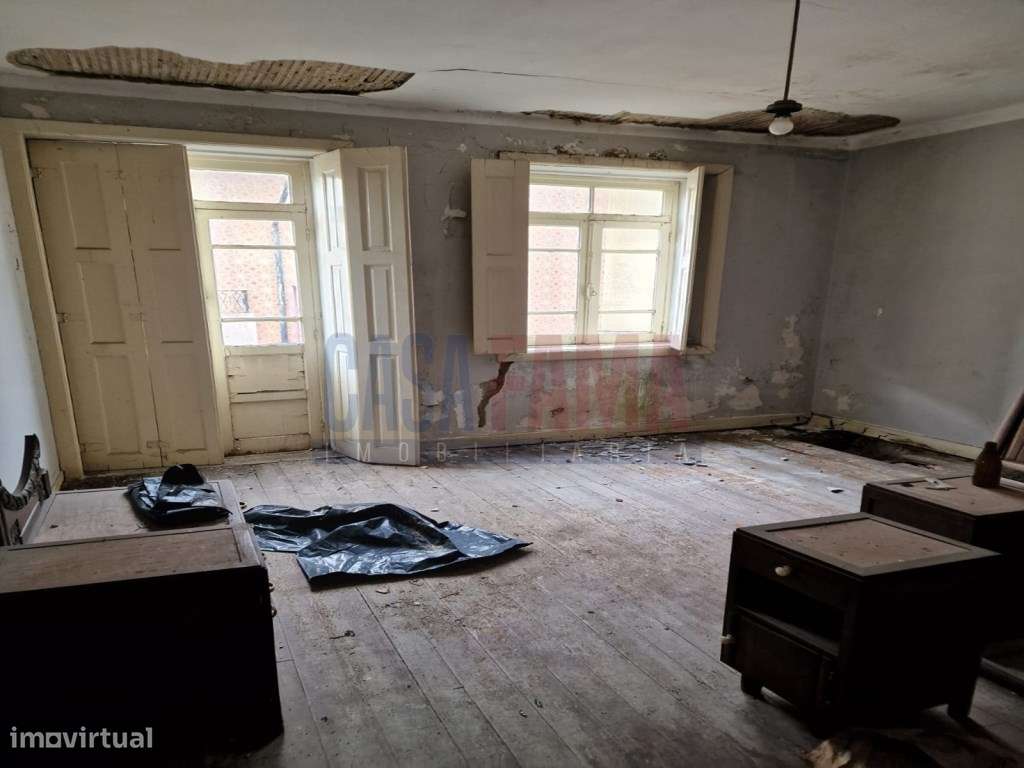 Moradia para restauro com projeto aprovado no Centro da Póvoa de Va... - Grande imagem: 3/13