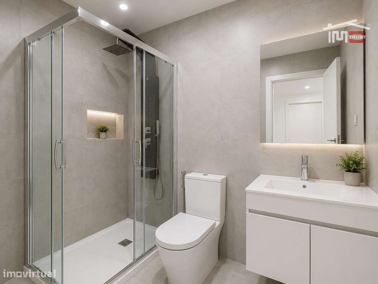 T3 Totalmente Remodelado com Suite e Varanda no Alto do Seixalinho-3