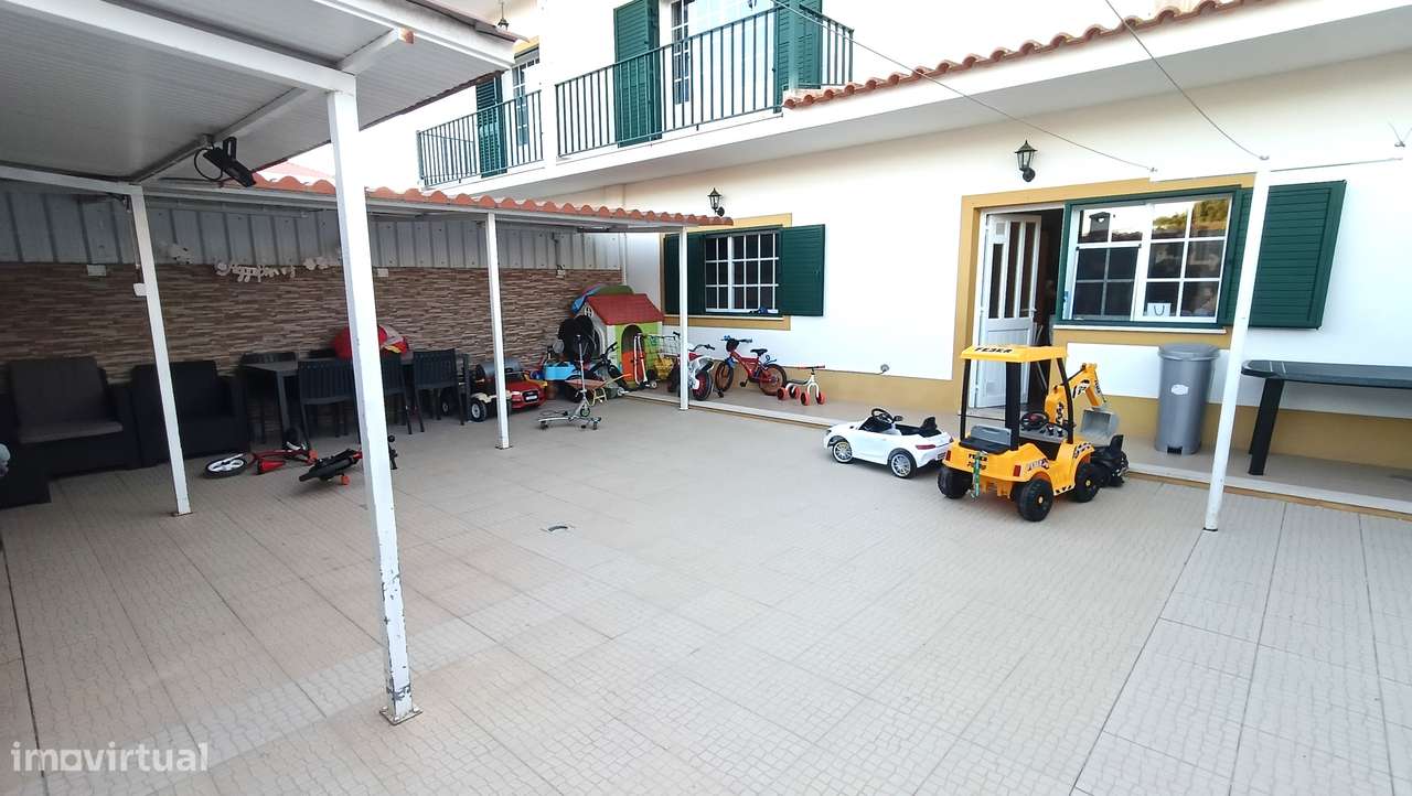 Moradia T3 em banda | 2 pisos e quintal, estimada | área  de 214m2-16