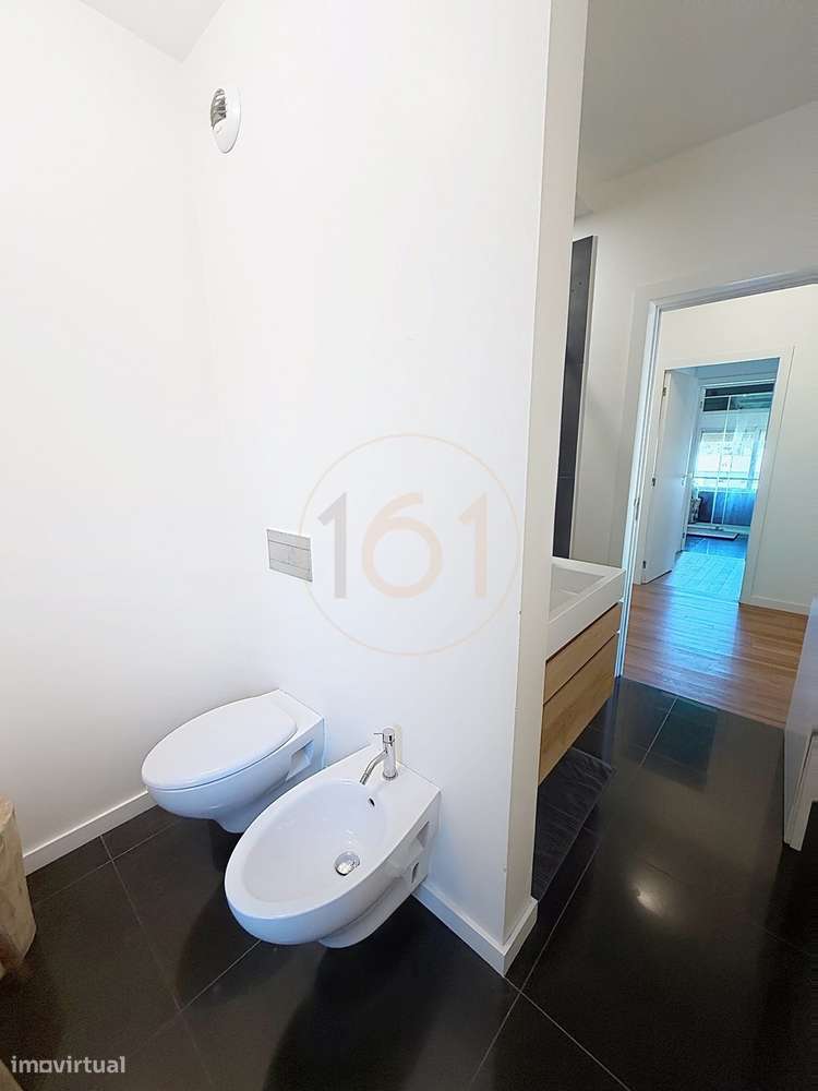Apartamento T4 Duplex com Terraço e 4 Lugares de Garagem, com Possibil-37