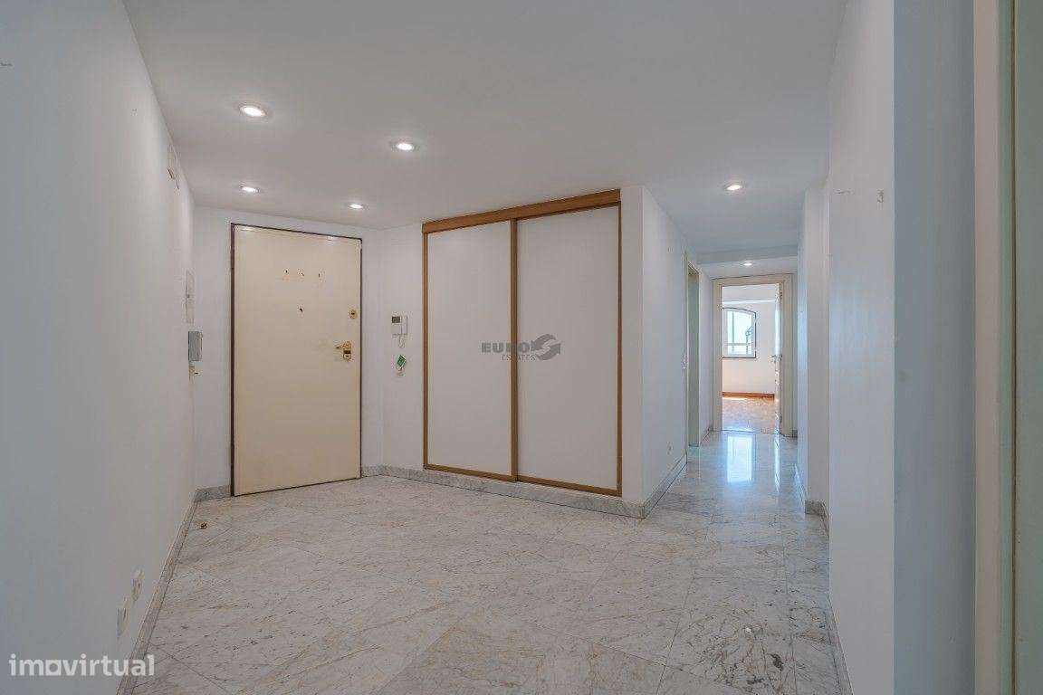 Elegante T1 com Vista Mar no Condomínio Britânia, Jardins e Piscina-3