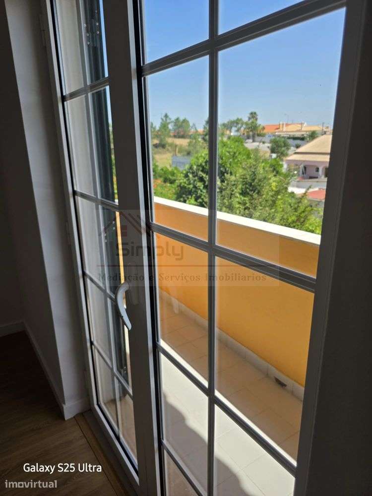 Moradia T4 com piscina e 900 m² de terreno na Quinta da Serralheira,-40