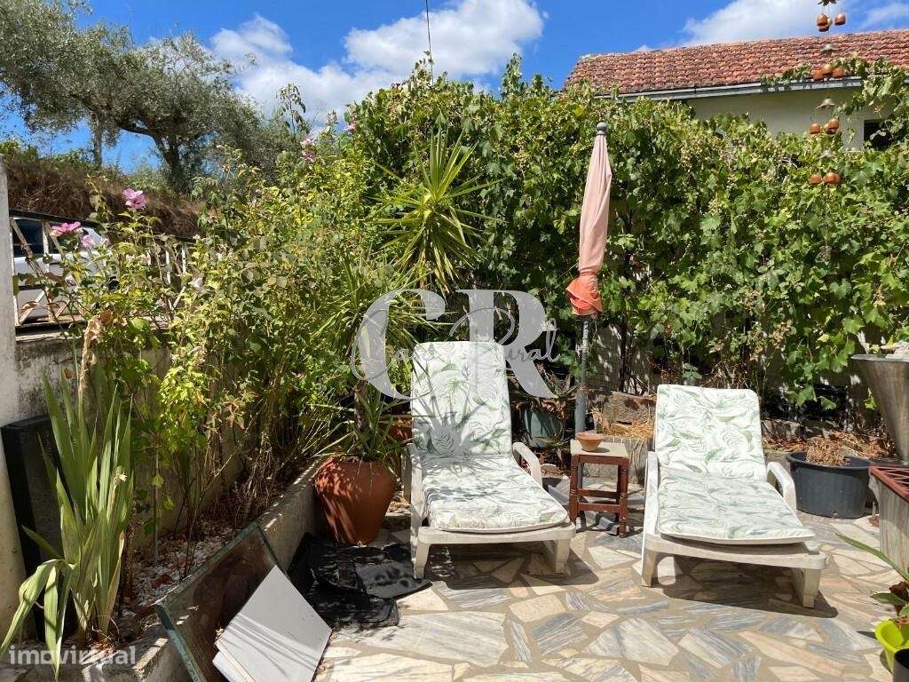 Moradia Térrea Isolada de 2 Quartos com Jardim, Anexos e Garagem, entr-28