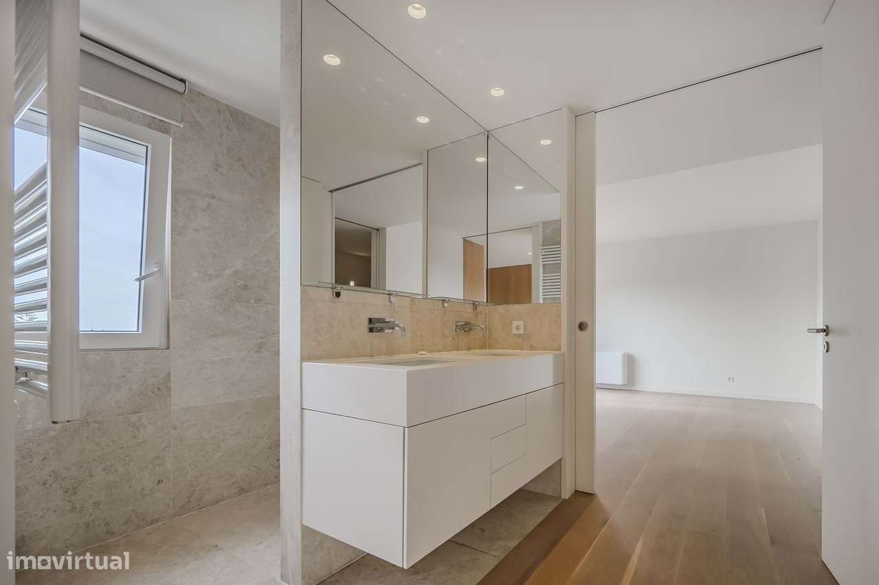 Moradia T4 com Piscina e Terraços Panorâmicos, Parede-29