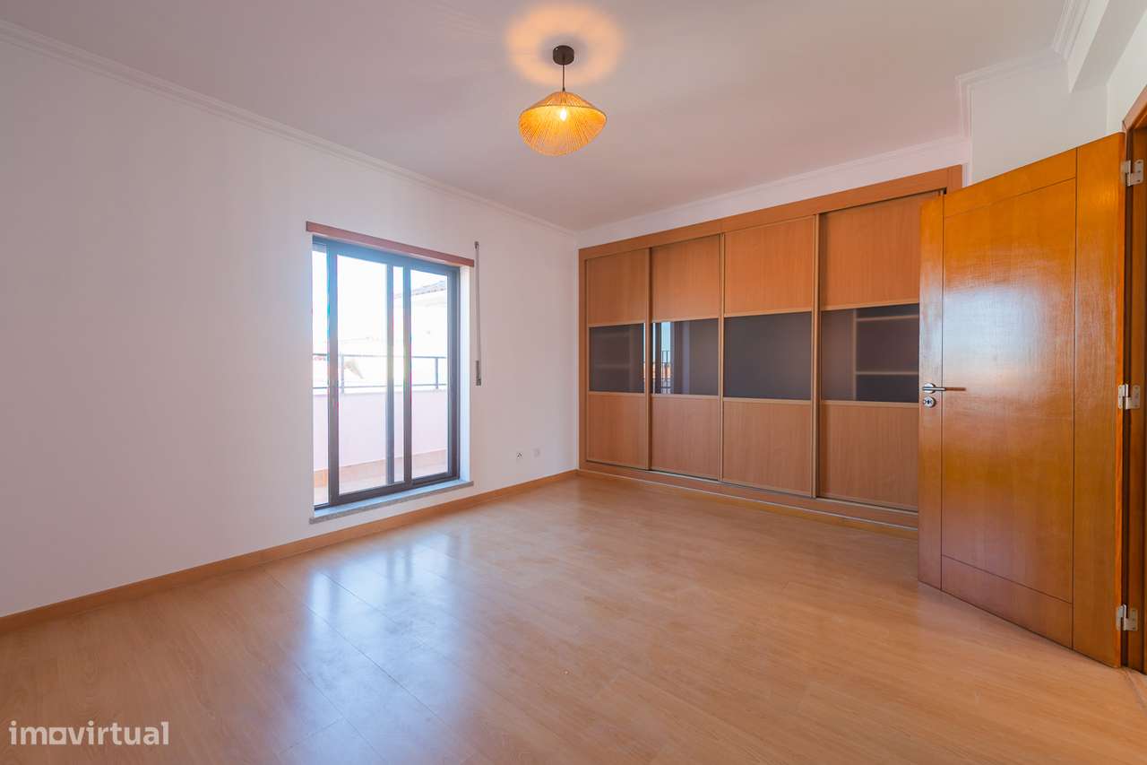 Apartamento T2 na Quinta do Conde com areas de 136m2-28
