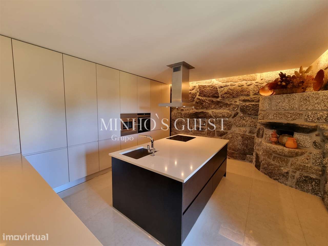 Moradia V4 de Luxo (650m2) Implantada em Terreno de 12500m2 - Souto, G-7