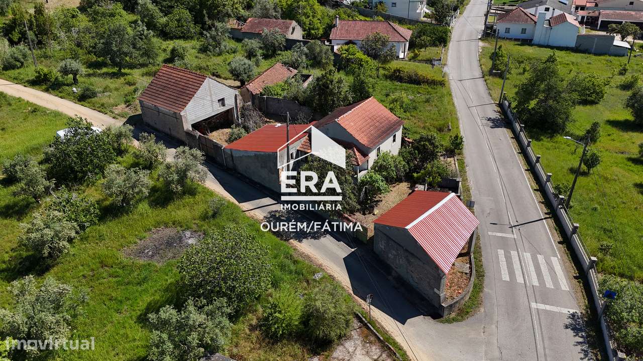 Moradia T2 com quintal localizada no Olival-23