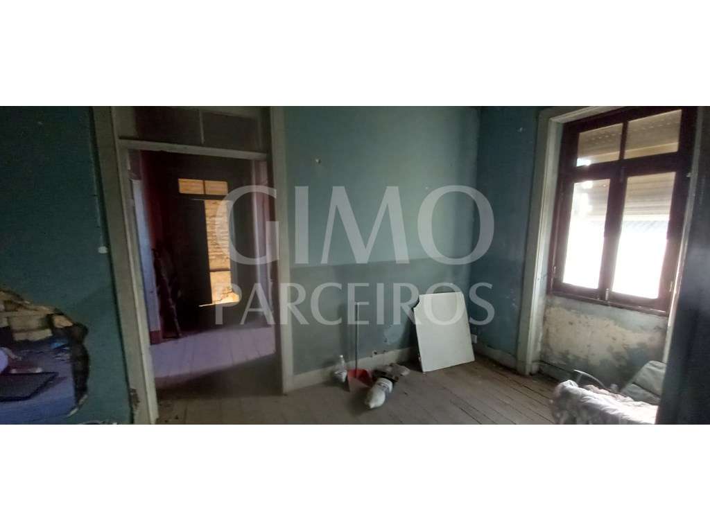 Moradia T3 para Remodelação ou Construção em Oiã-9