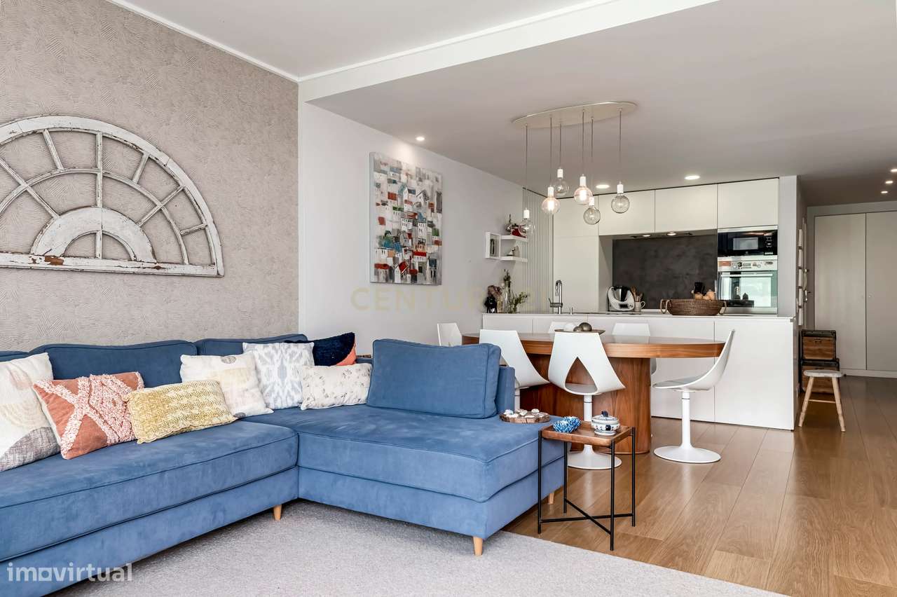 Apartamento T2 com Terraço e Parqueamento-0