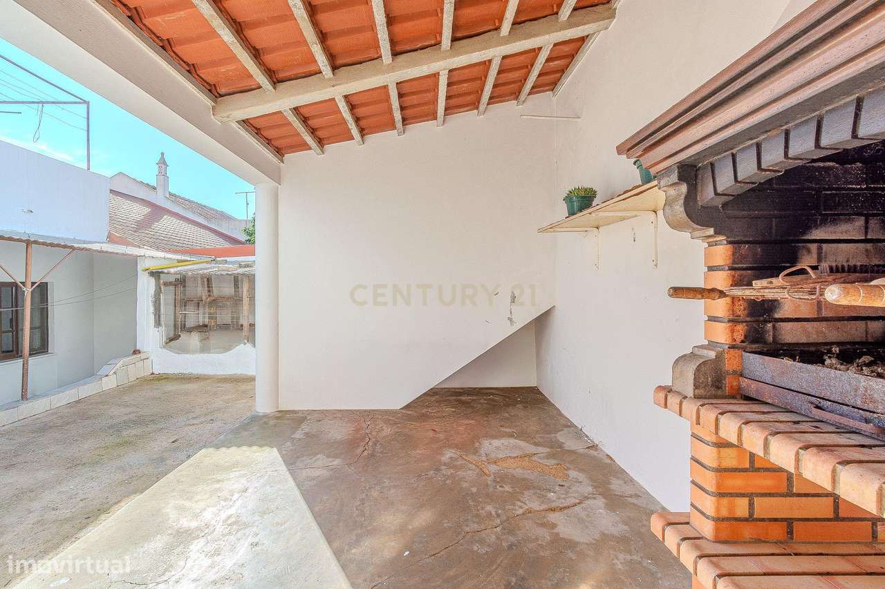 MORADIA TÉRREA COM 3 QUARTOS NO CENTRO DE S.B.MESSINES - Grande imagem: 4/23