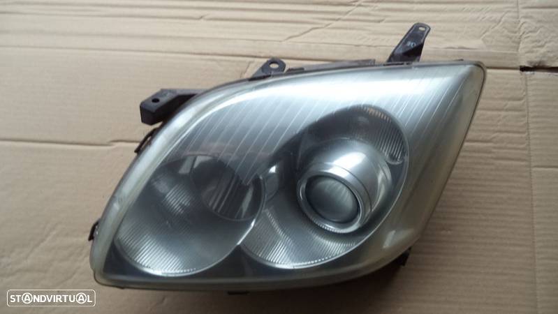 Farol Toyota Avensis ano 2004 ( com pequeno defeito) - 1