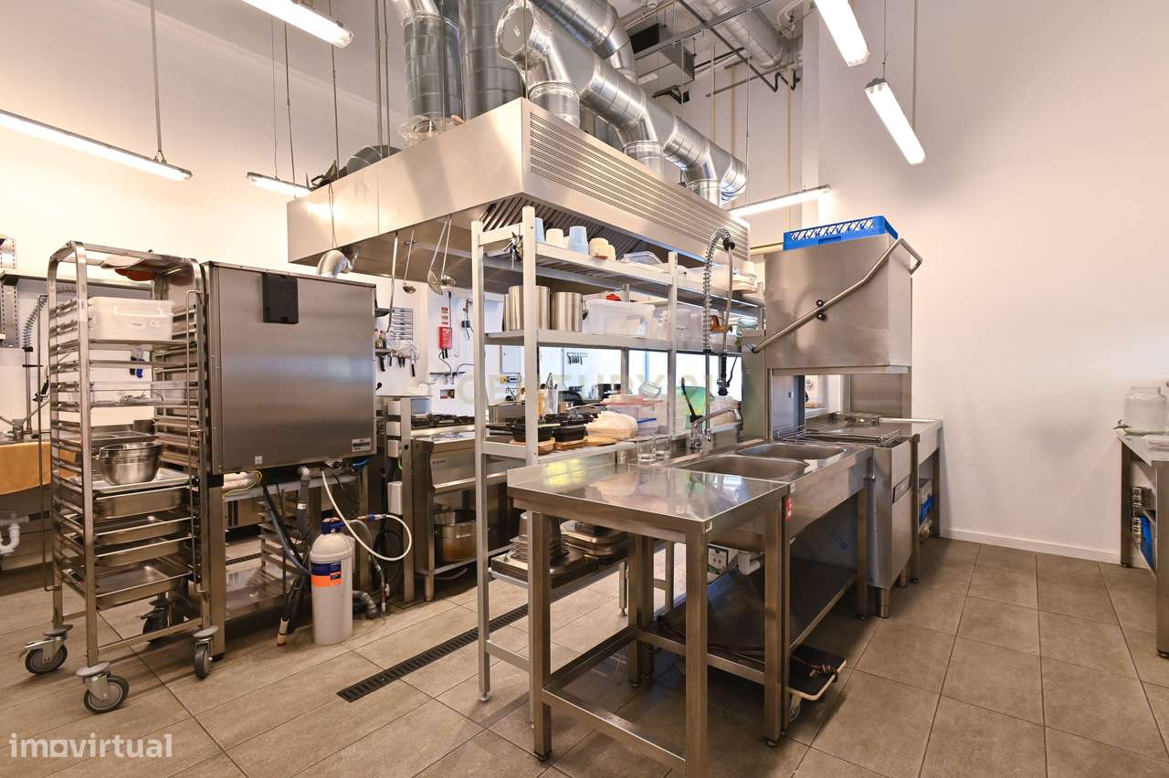 Trespasse de Restaurante (270 m2 + 2 esplanadas + 9 lugares de estacio-8