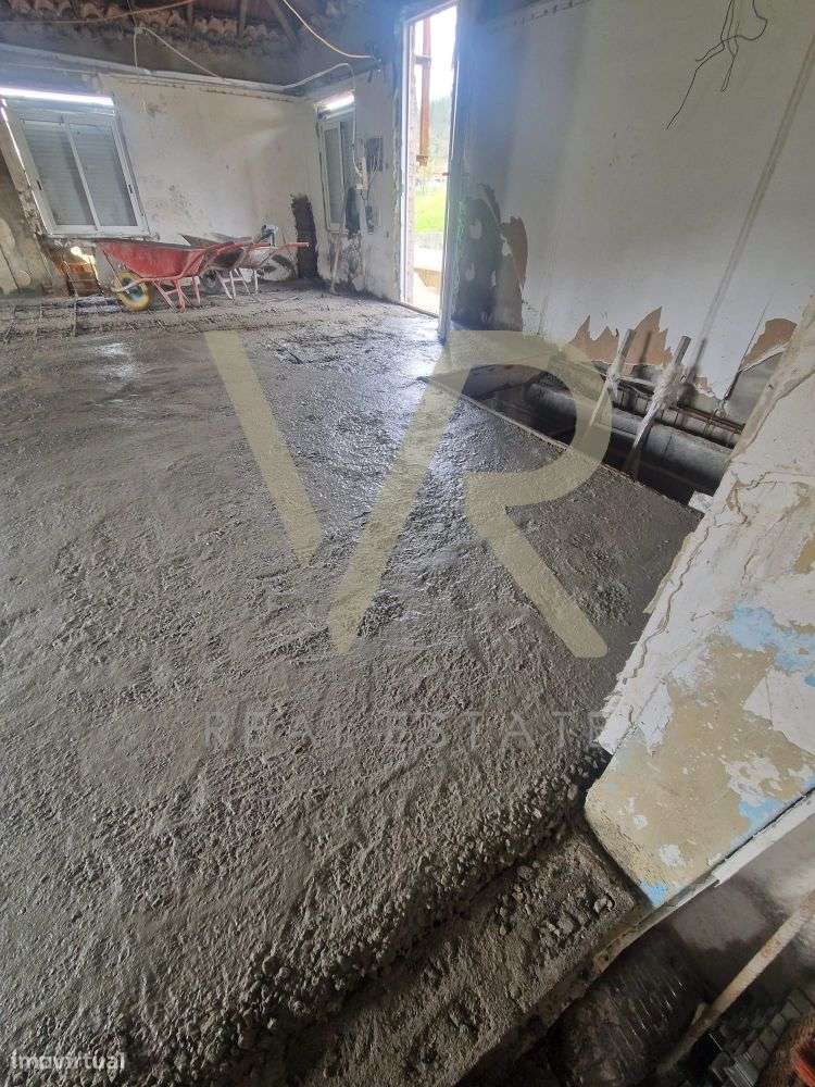 Moradia para Remodelação com Terreno Generoso em Ourém-21