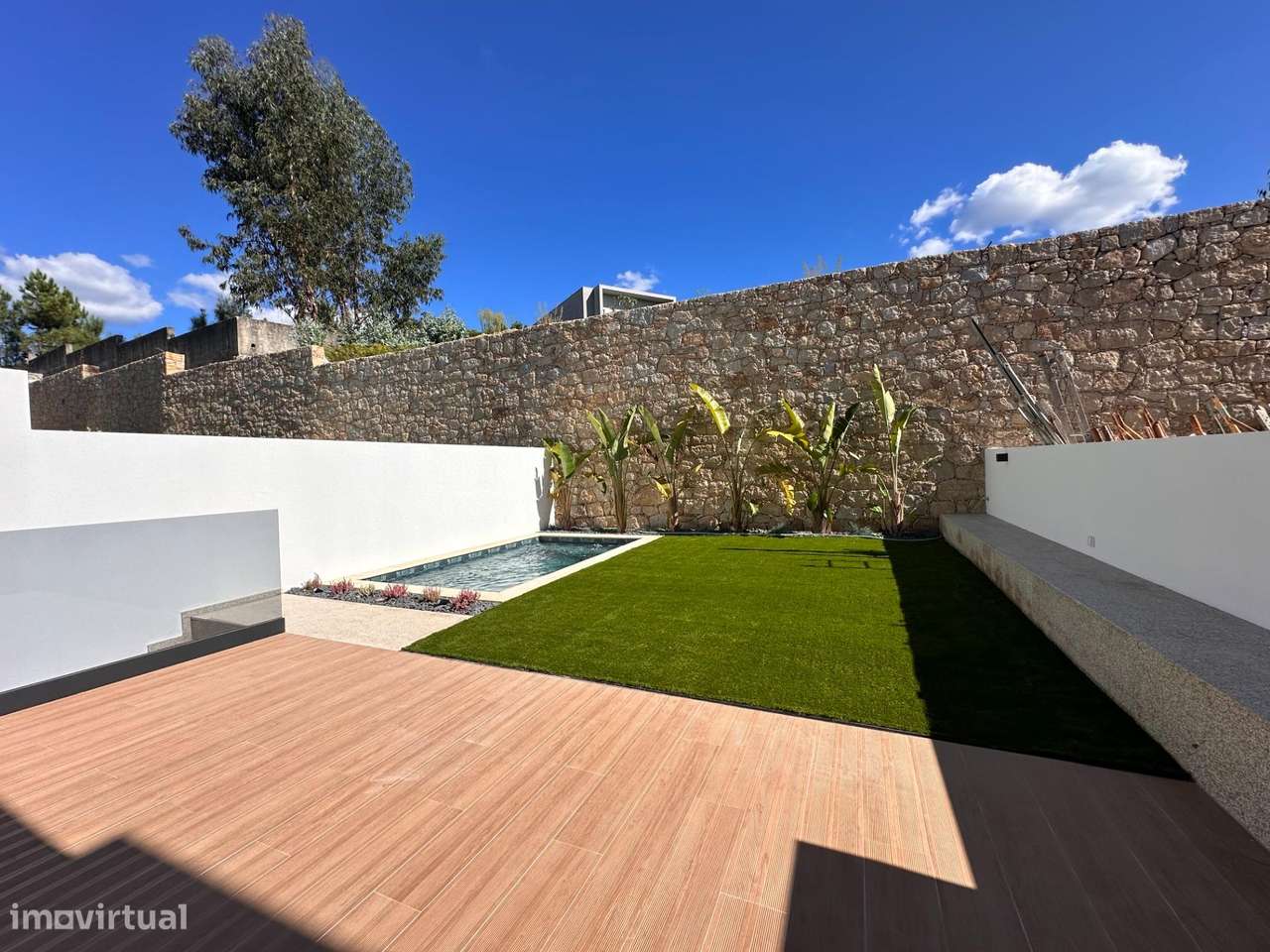 Moradia de Gaveto com dois pisos e garagem lateral-31