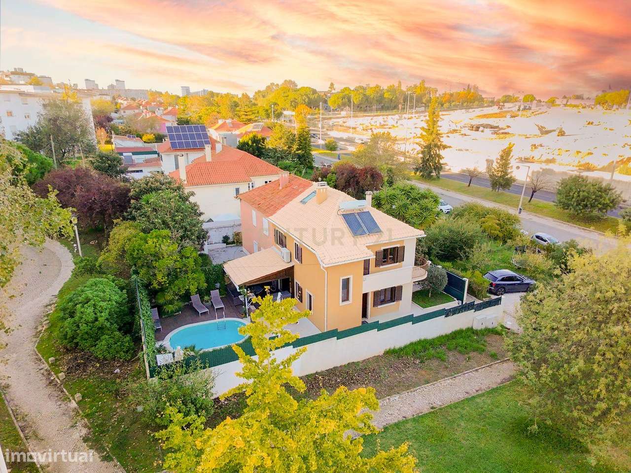 Moradia T3+1 com Piscina e Excelente Localização – Bairro da Encarnaçã - Grande imagem: 2/46