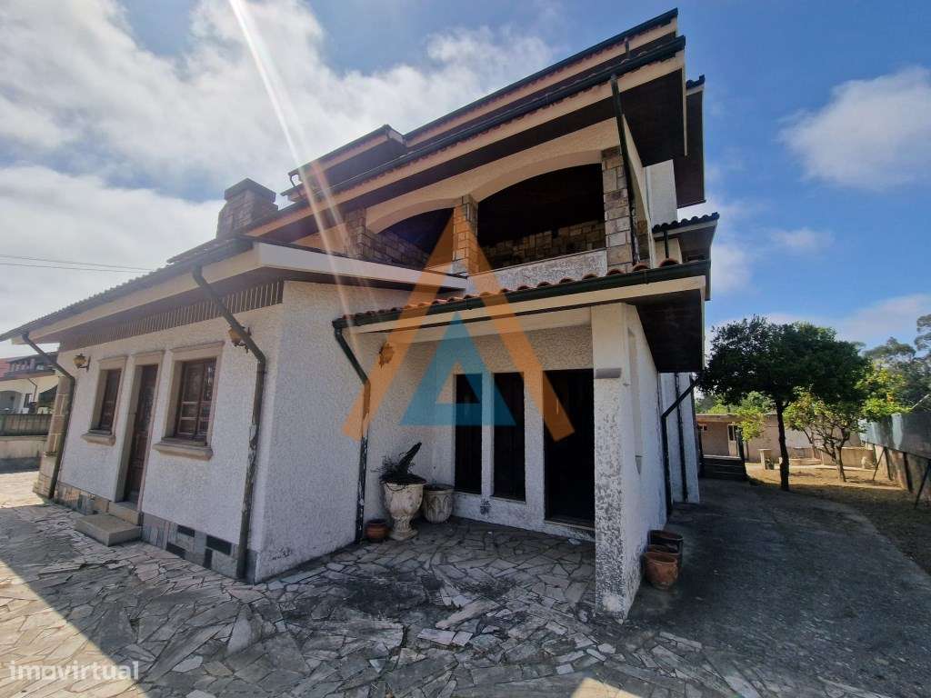 Excecional casa com 3 pisos e anexos, amplos espaços, possibilidade...-5