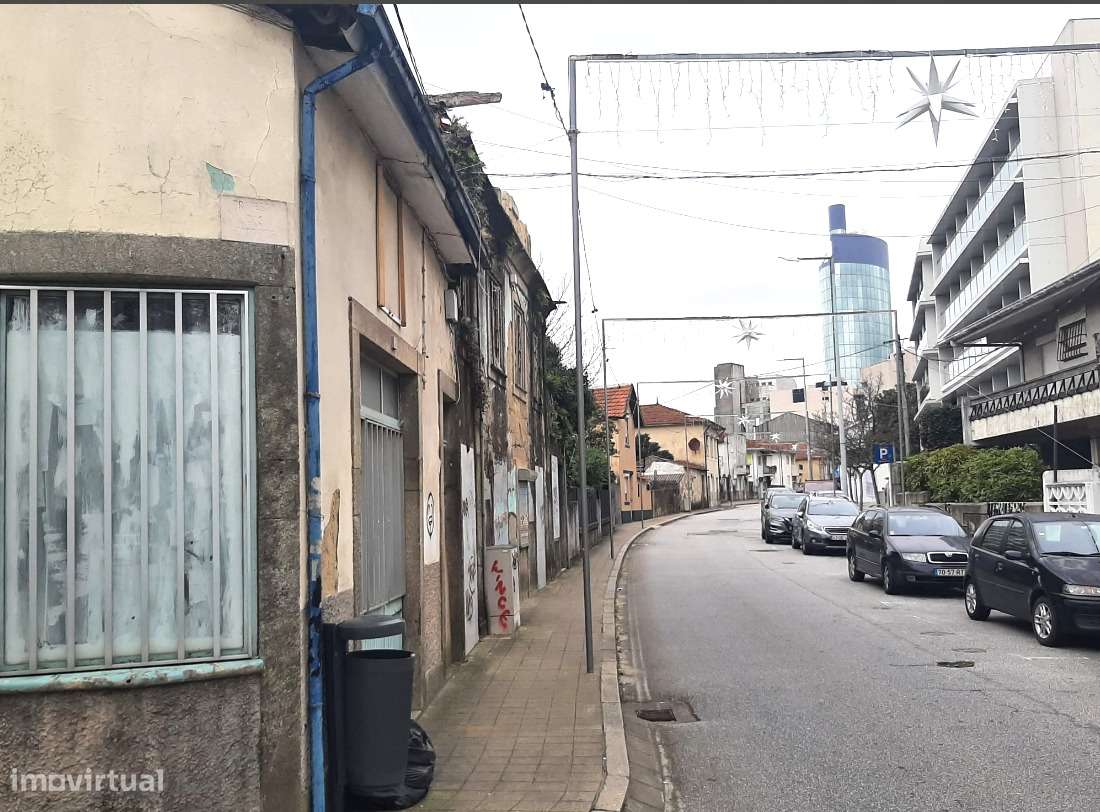 Terreno urbano com acesso por estrada pavimentada e Muros de Pedra. - Grande imagem: 2/6