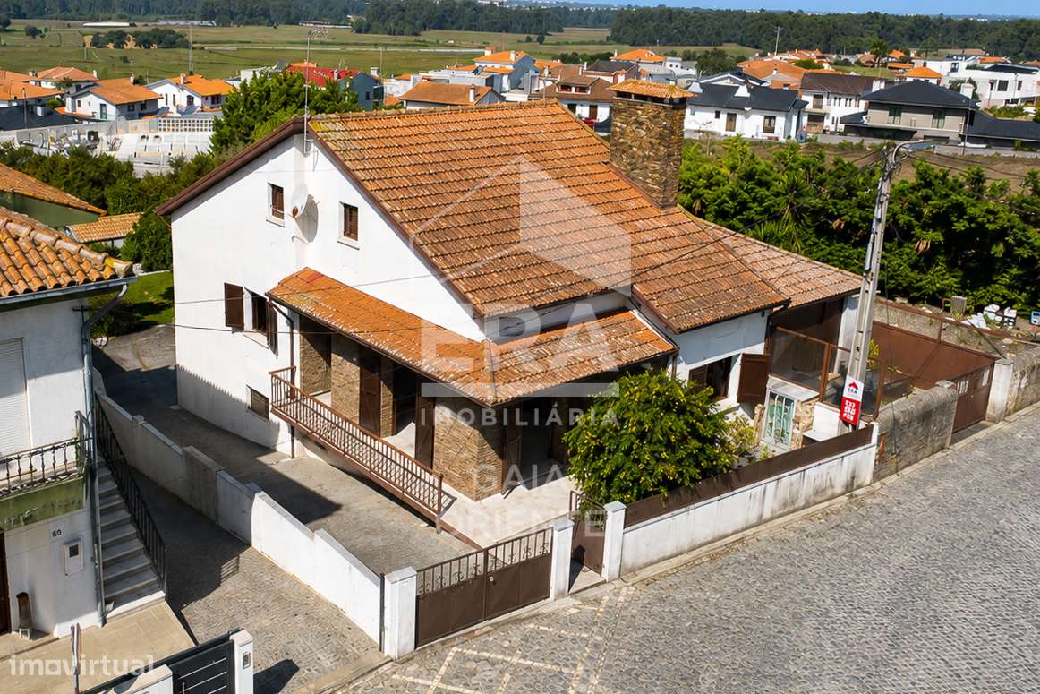 Moradia T4 Com Jardim e Garagem-0