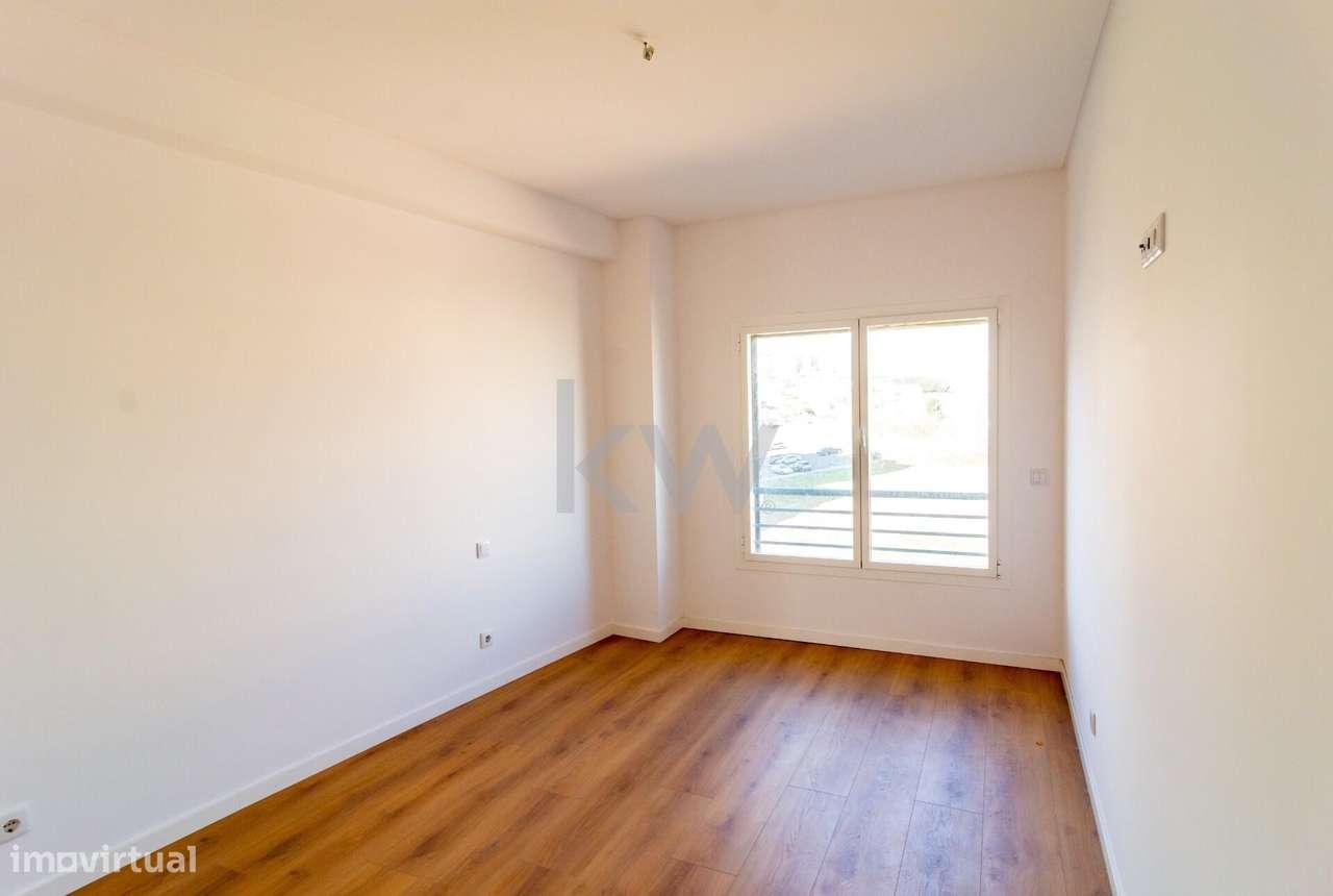 Oportunidade nas Colinas: T3 com Estilo, Luz Natural e Estacionamento-29