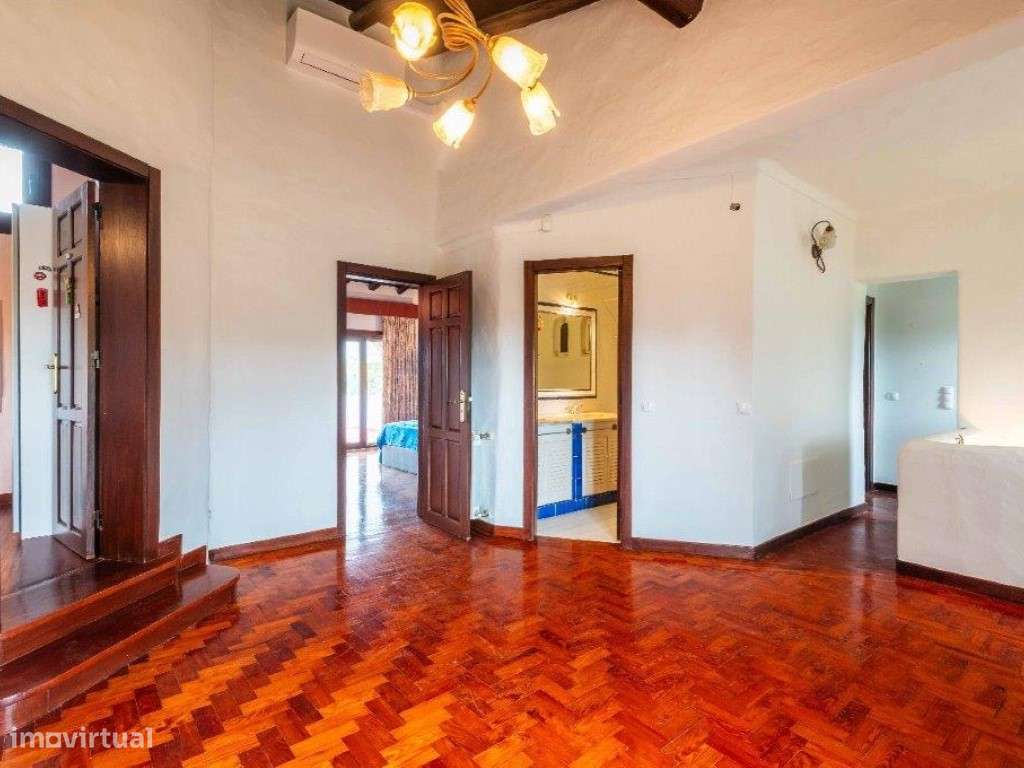 Moradia 5 quartos (V4+1) estilo tradicional com piscina perto do ce...-13