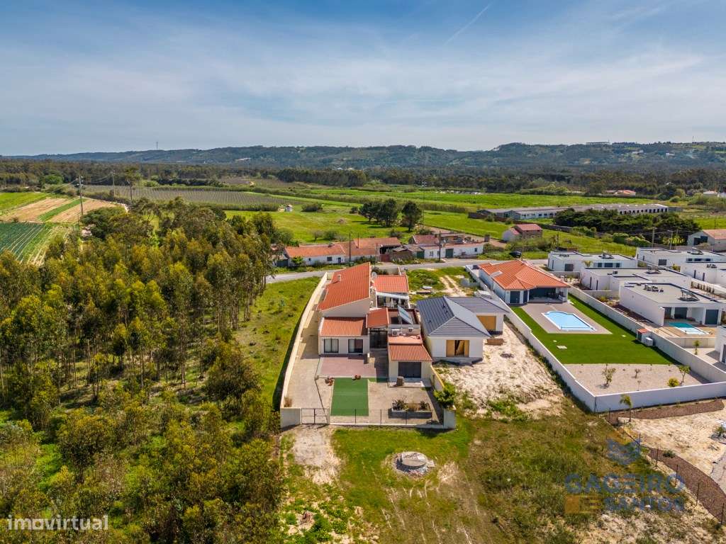 Moradia com piscina e terreno em São Martinho do Porto-57