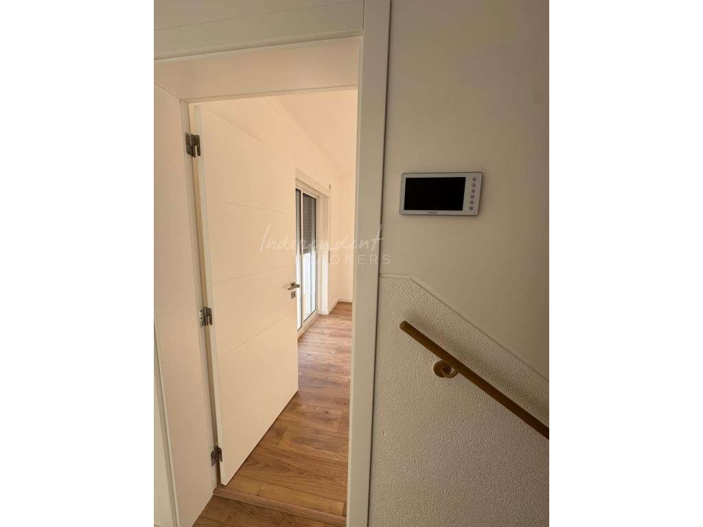 Primeiro andar de moradia, completamente renovada, T3 e a estrear - Grande imagem: 5/60