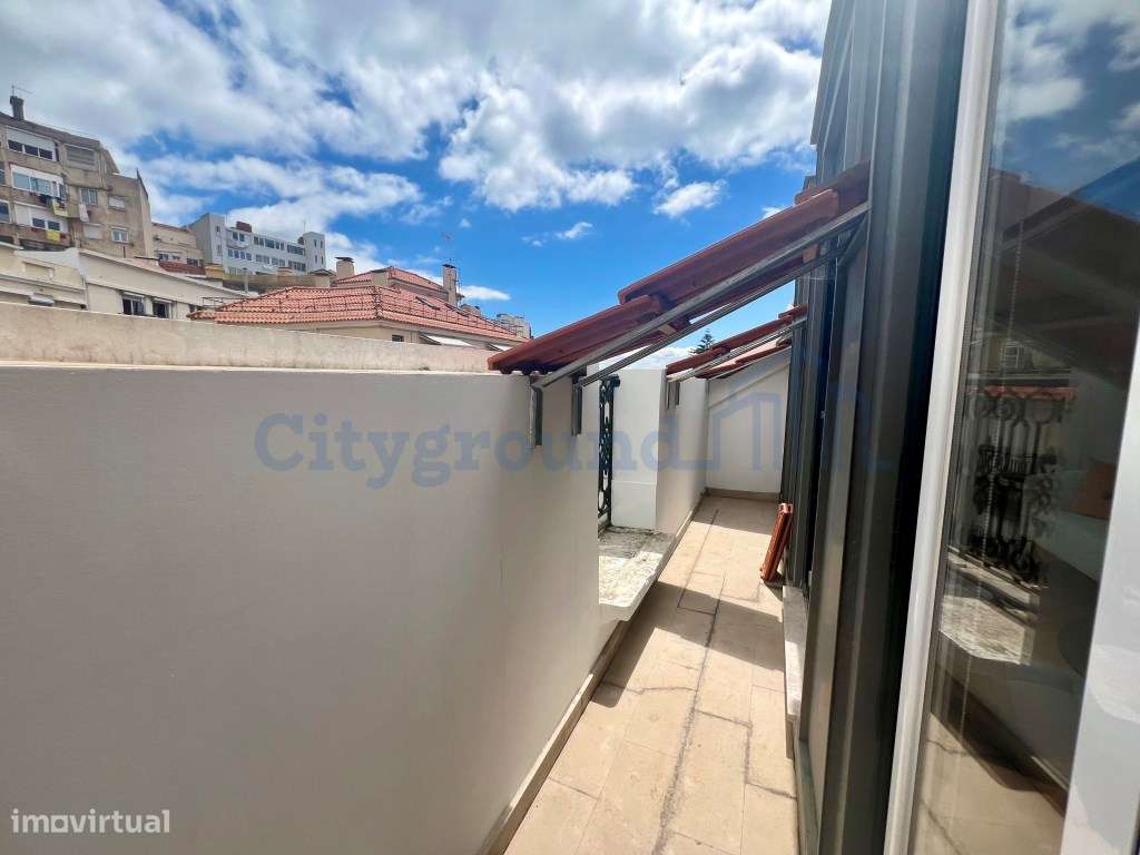 Apartamento T2 totalmente remodelado com varanda aberta e vista de ... - Grande imagem: 3/17