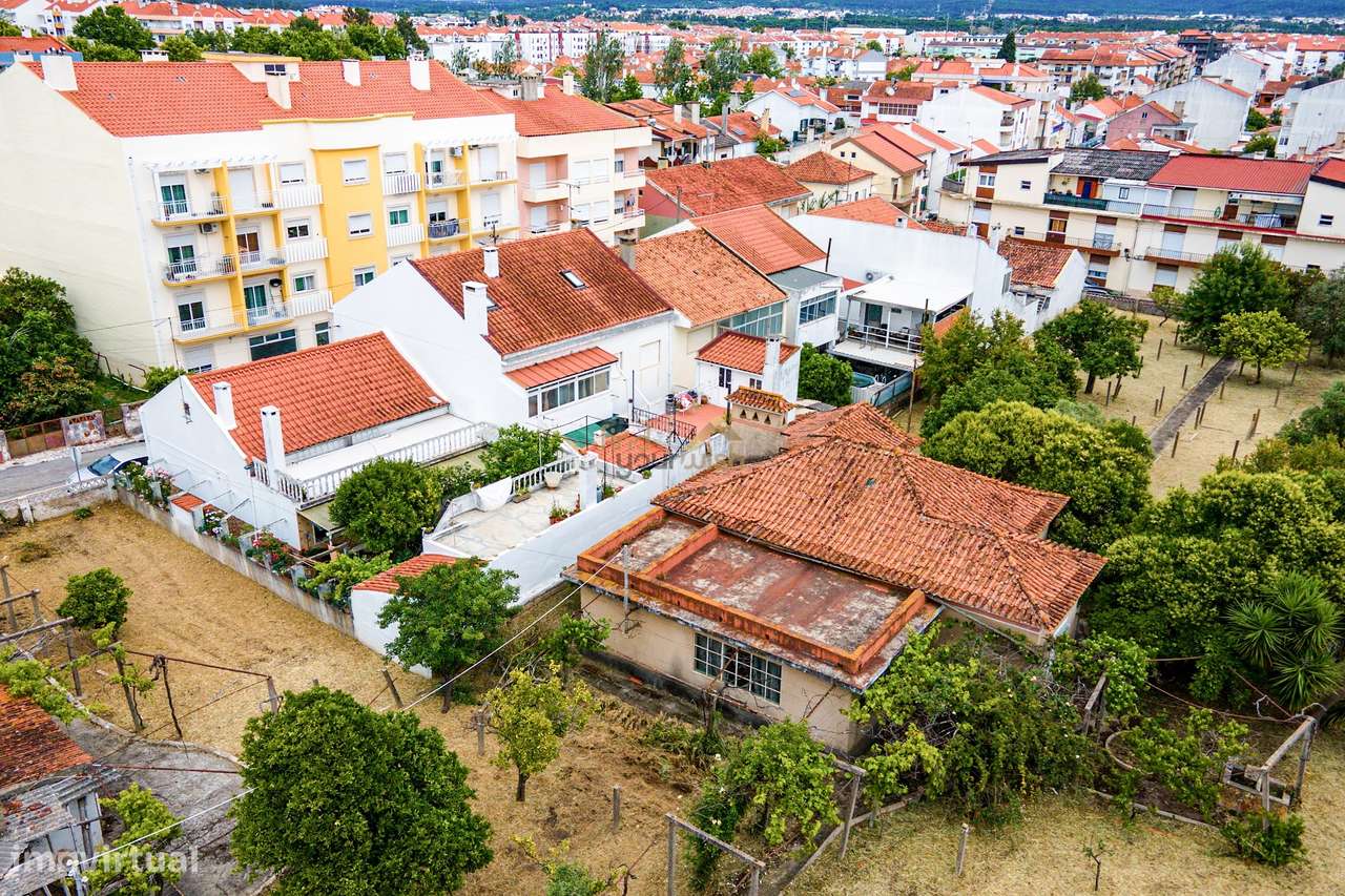 Moradia T3 com Terreno de 2.270m² no Centro do Entroncamento-24