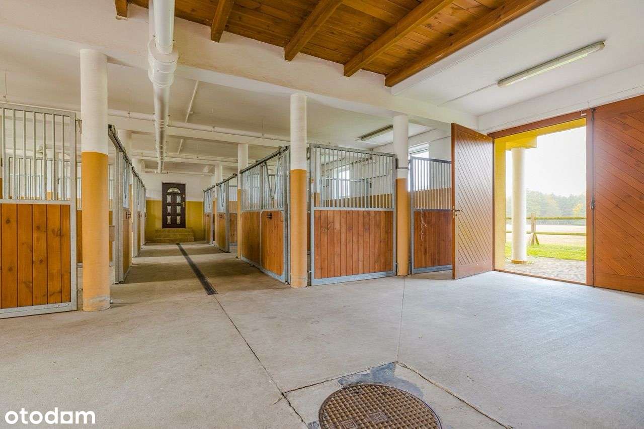 Posiadłość z hotelem i stadniną koni-16