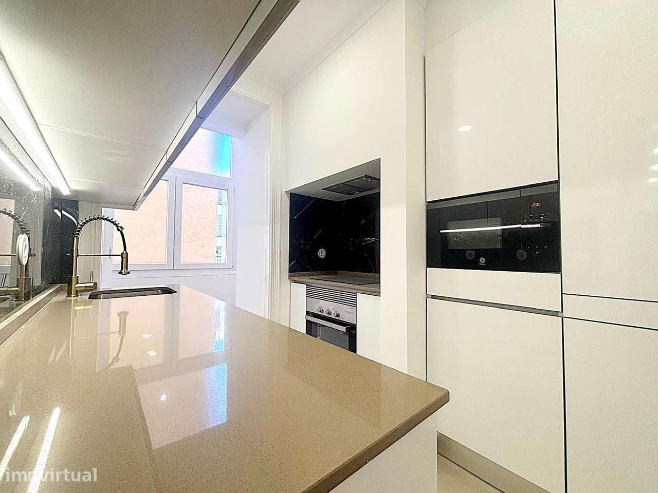 T3 totalmente remodelado com varanda na Av. General Roçadas! - Grande imagem: 4/31