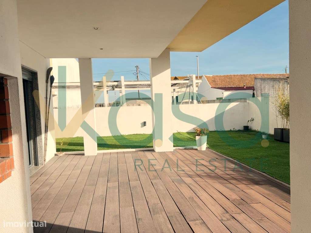 Moradia Isolada T4 com Jardim e Garagem em Santo António da Charnec...